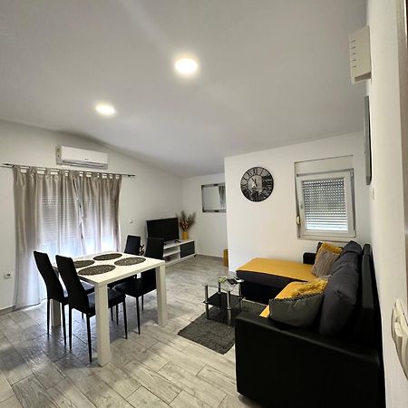 Apartman Nela Apartment Kastel Sucurac Luaran gambar